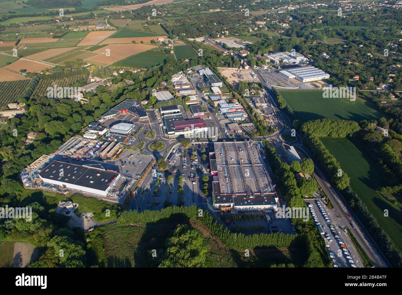 France, Gard, Uzès, usine de Haribo ou musée des bonbons, zone commerciale, Auchan, Gedimat (vue aérienne) Banque D'Images