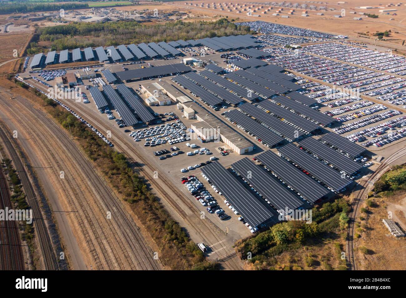 France, Bouches du Rhône, Miramas et Istres, plateforme logistique pour le stockage automobile. STVA, centrale solaire à l'ombre des panneaux photovoltaïques, Urbasolar (vue aérienne) Banque D'Images