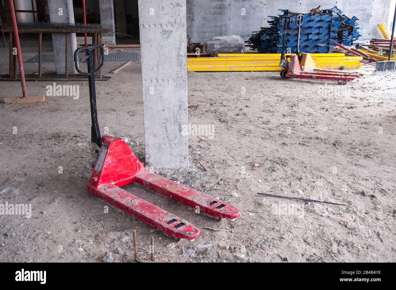 Transpalette hydraulique manuelle Sur un chantier Banque D'Images