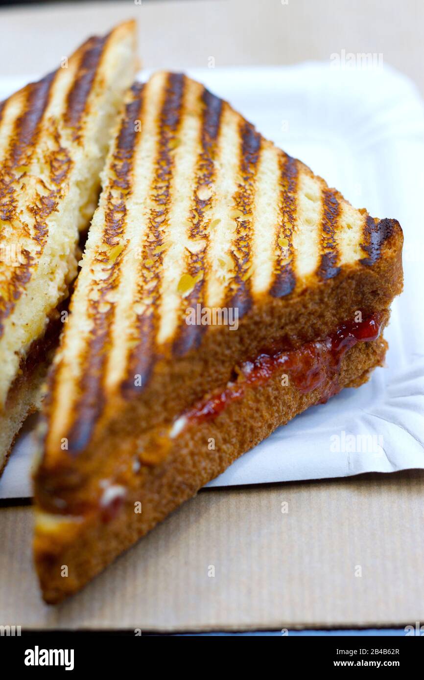 France, Paris, Maison du croque faisant du Croque René, fraise de spélos Banque D'Images