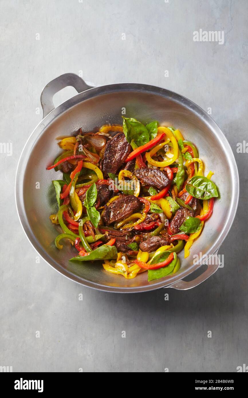 Wok rond, poivrons de canard Banque D'Images