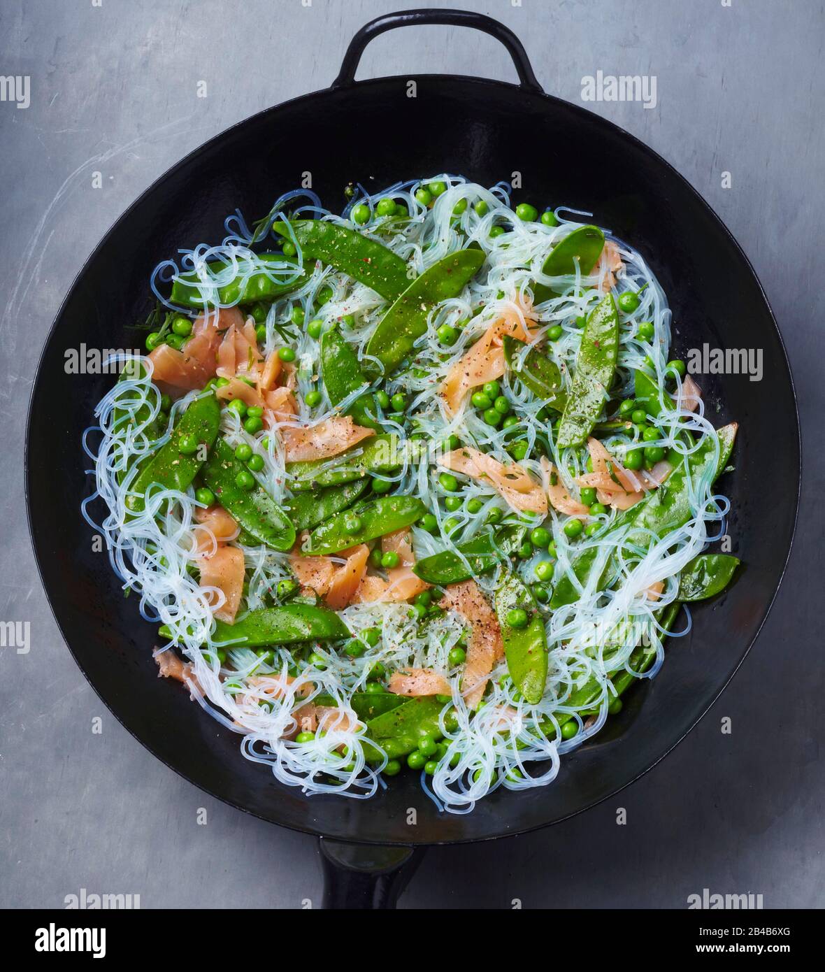 Wok rond, nouilles de riz au saumon Banque D'Images