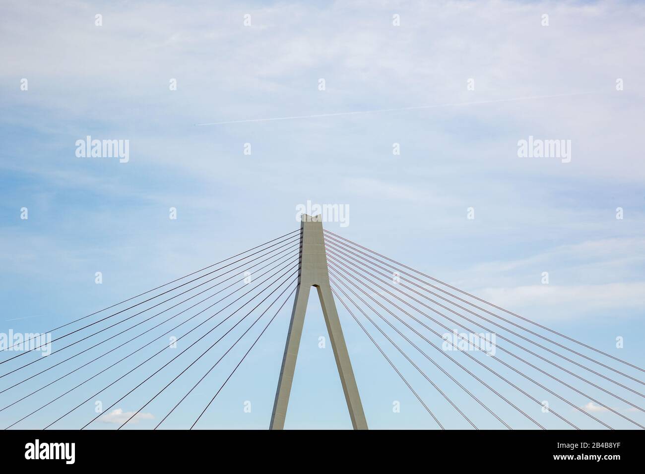 Pylônes et câbles en acier du pont traversant le rhin près de Neuwied, Allemagne, avec ciel partiellement nuageux - espace copie Banque D'Images