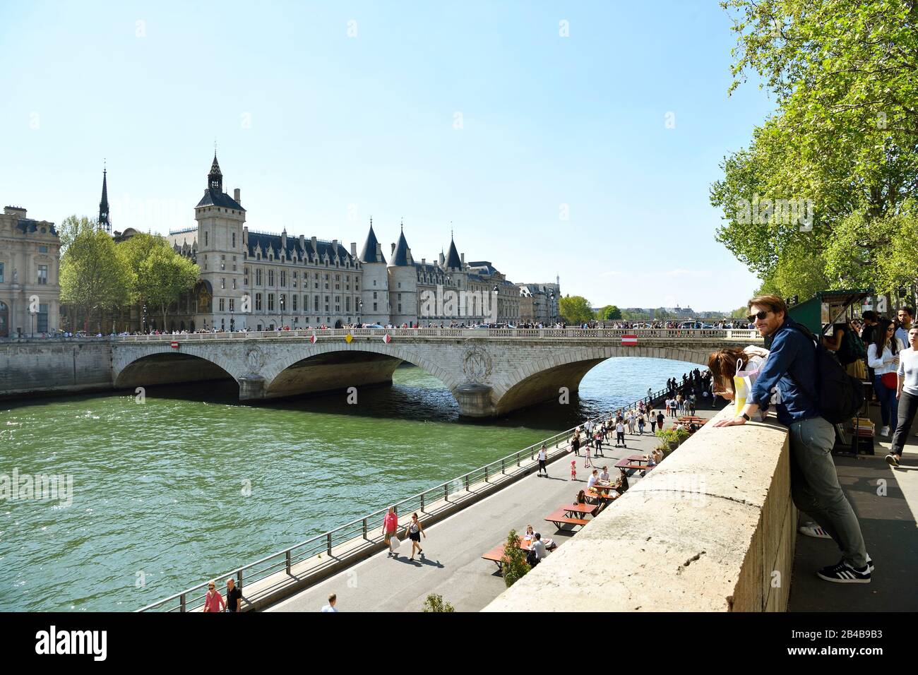 France, Paris, classée au patrimoine mondial par l'UNESCO, les rives de la Seine, la Conciergerie sur l'Ile de la Cité (île de la Ville) et le pont au change (pont de changement) Banque D'Images