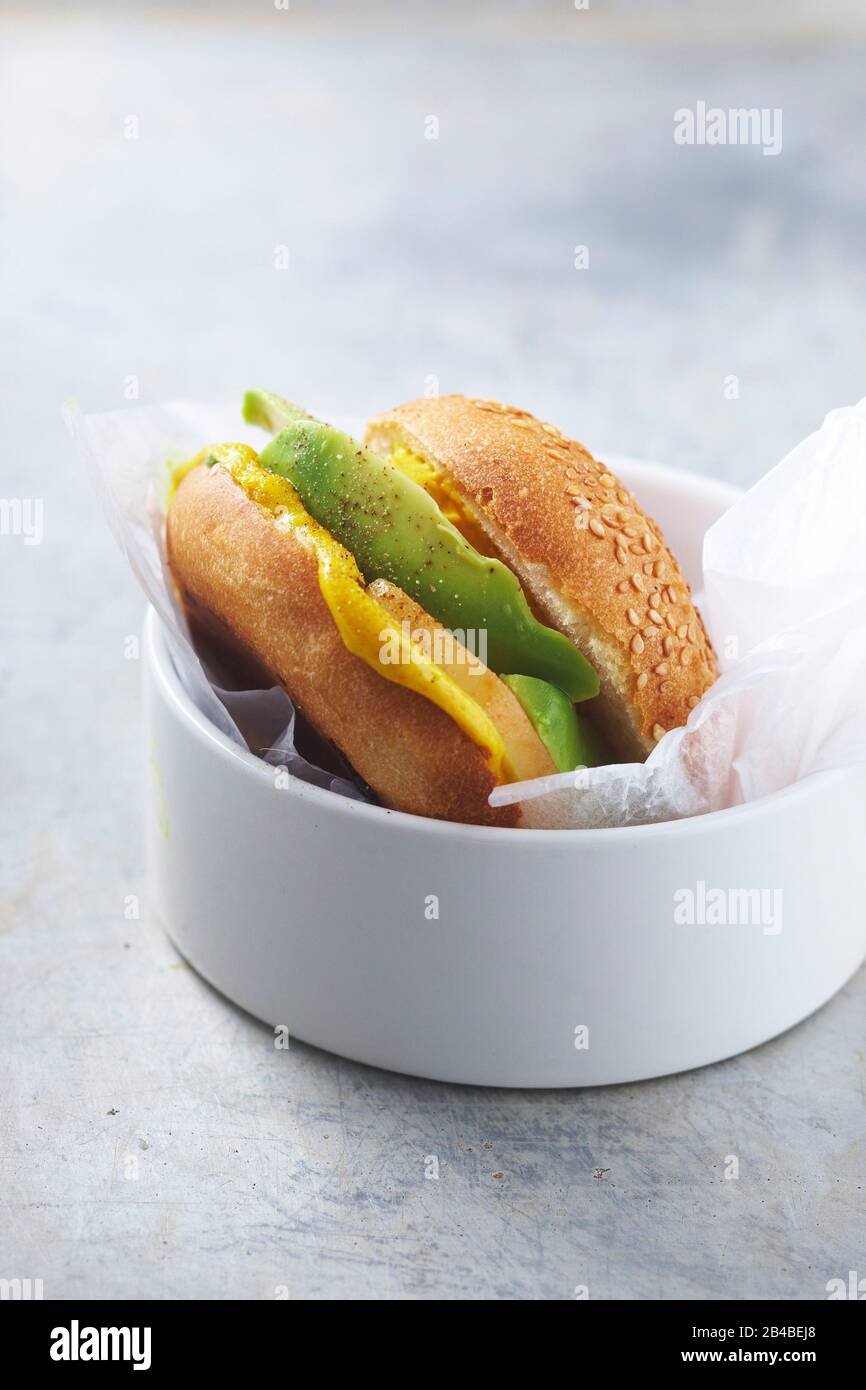 Hamburger de chèvre au curry d'avocat et de poire Banque D'Images