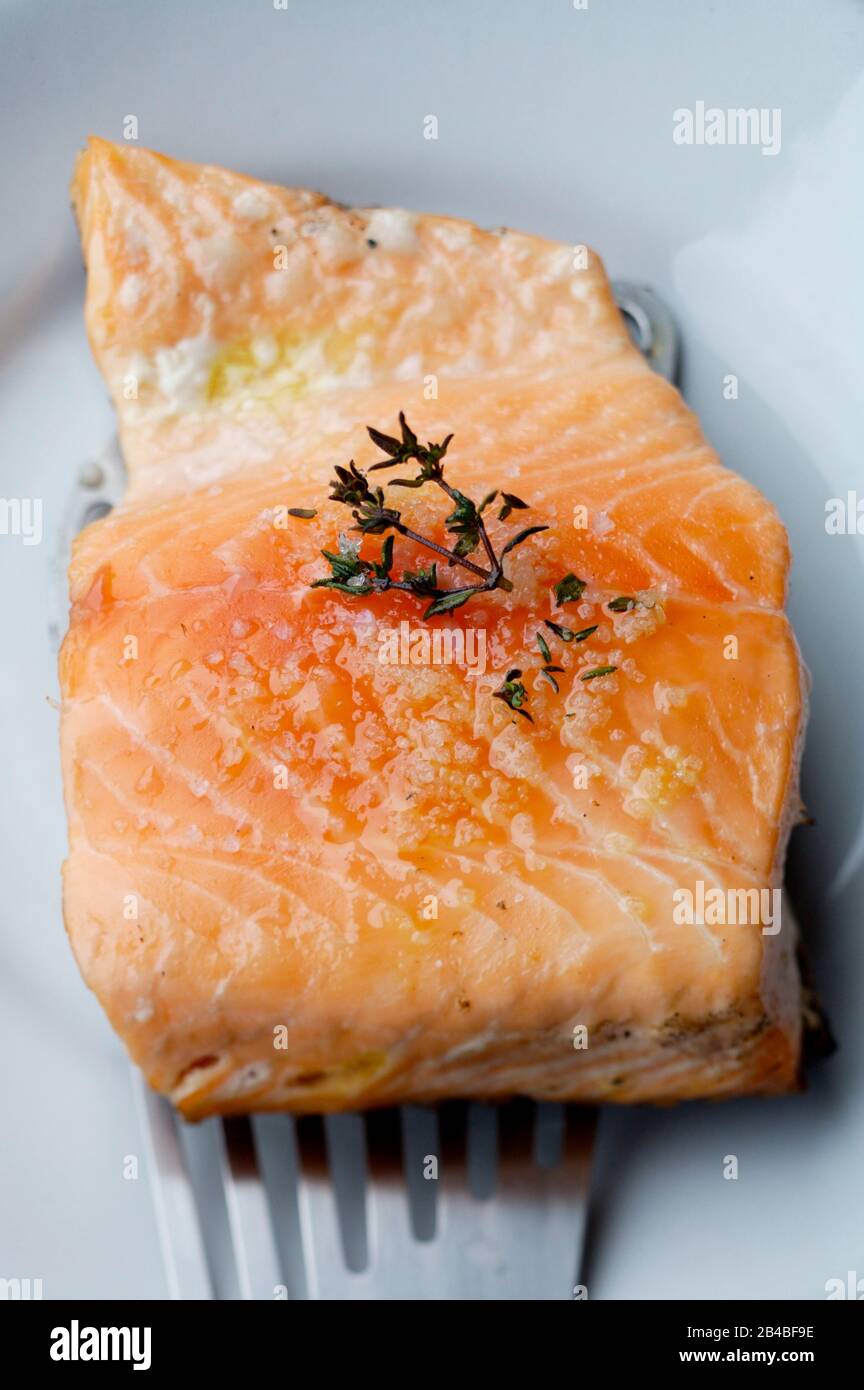 Steak de saumon grillé unilatéral Photo Stock - Alamy