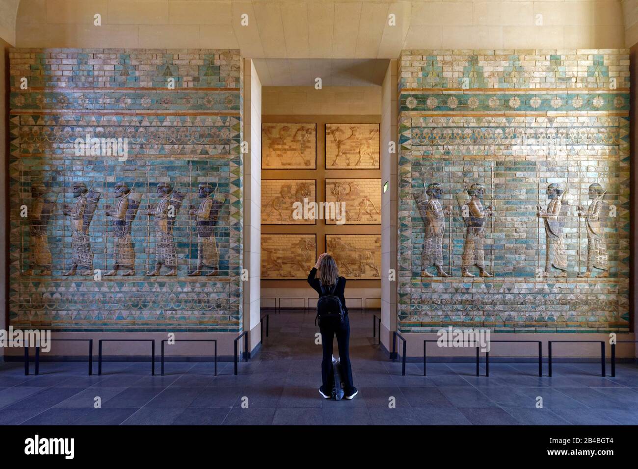 France, Paris, région classée au patrimoine mondial par l'UNESCO, musée du Louvre, département d'antiquités orientales, salle de l'empire persan d'achaéménid, palais de Darius I à Susa, frise d'archers en briques vitrées Banque D'Images