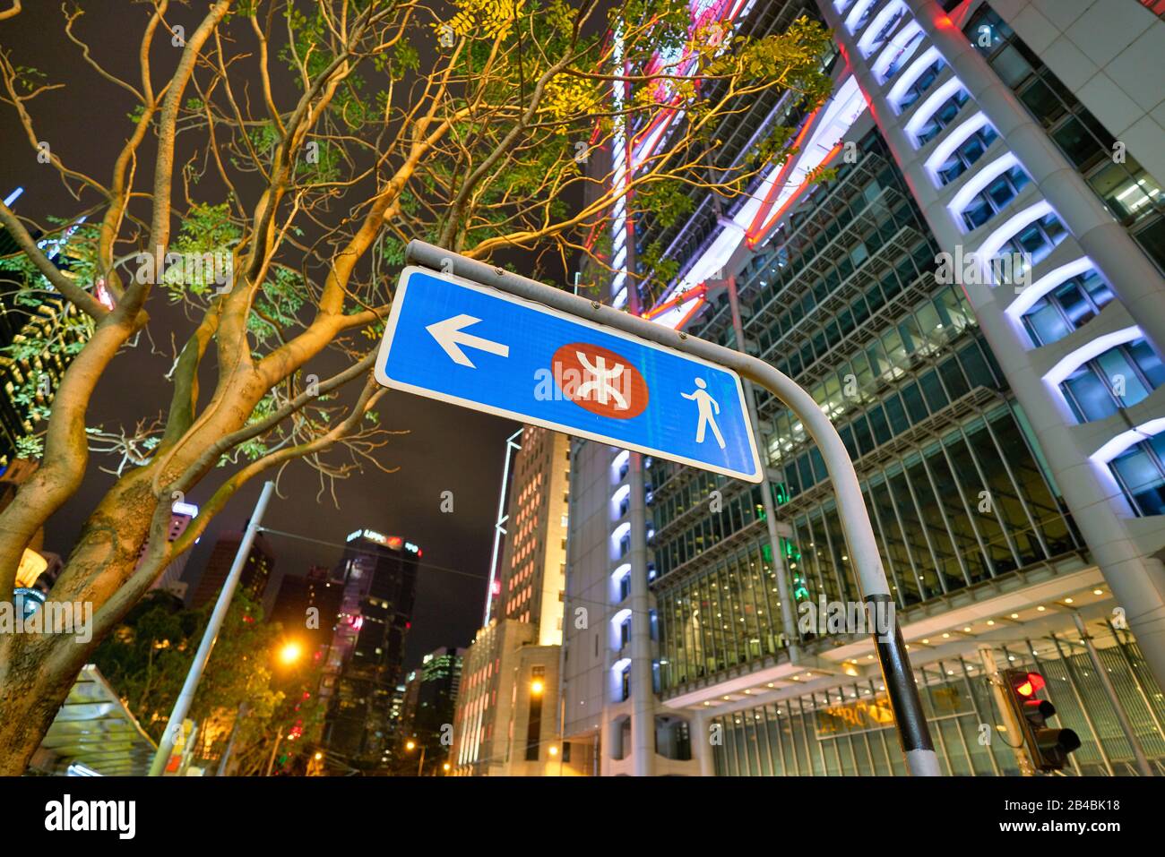 Hong KONG, CHINE - VERS JANVIER 2019 : vue à bas angle sur le panneau de direction et le bâtiment principal de HSBC à Hong Kong. Banque D'Images
