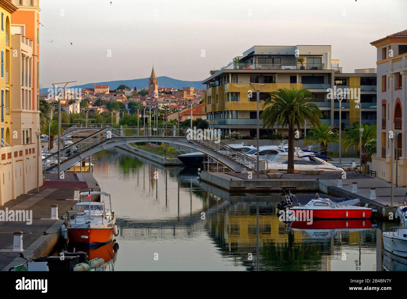 France, Var, Fréjus, Port Fréjus, le canal et la vieille ville avec la