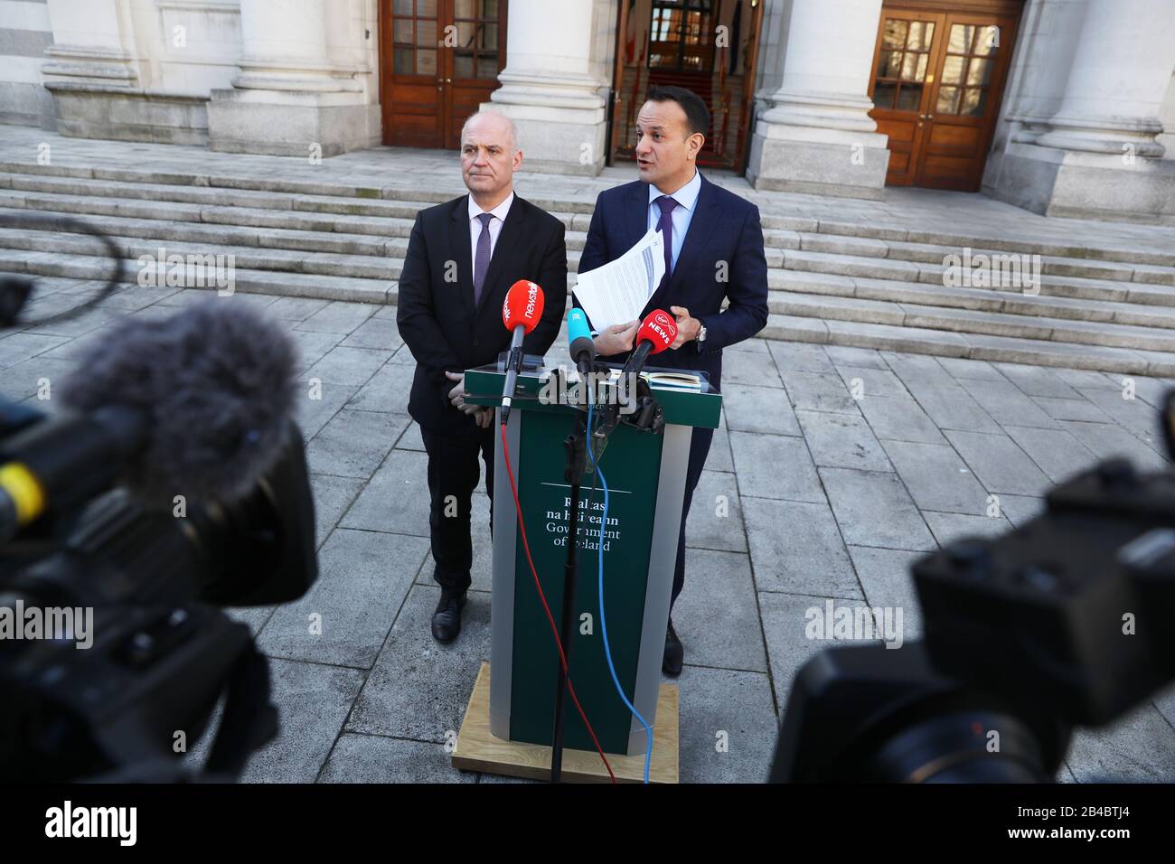 Le Taoiseach irlandais Leo Varadkar (à droite), aux côtés du médecin-chef Tony Holohan, dans les bâtiments du gouvernement de Dublin, où il a déclaré que les rassemblements publics de masse comme les parades de la Saint Patrick ne seront pas annulés dans le cadre de la propagation de Covid-19. Banque D'Images