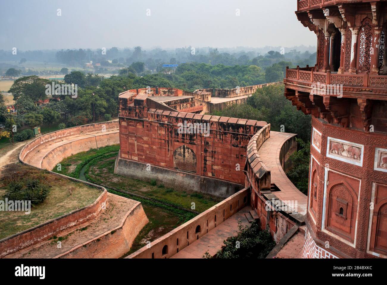 Agra fort Musamman burj dôme avec architecture en marbre blanc et sculptures. Red fort Agra est un site classé au patrimoine mondial de l'UNESCO. C'est l'une des excursions Banque D'Images