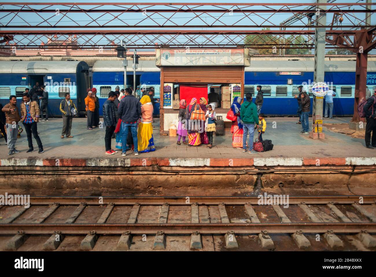 Depuis les fenêtres du train express de luxe Maharajas. Le train-couchette s'est arrêté à la gare de Jaipur Junction, à Rajasthan, en Inde. Banque D'Images