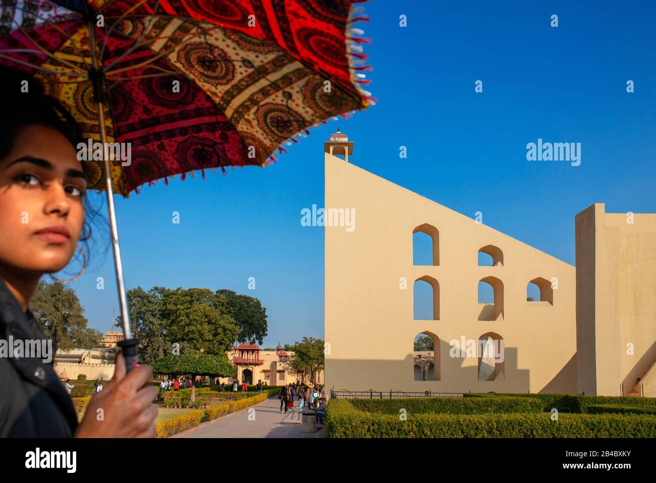 Complexe d'observatoire de Jantar Mantar au ciel bleu à Jaipur, Rajasthan, Inde. C'est l'une des excursions du train de luxe Maharajas express. Banque D'Images