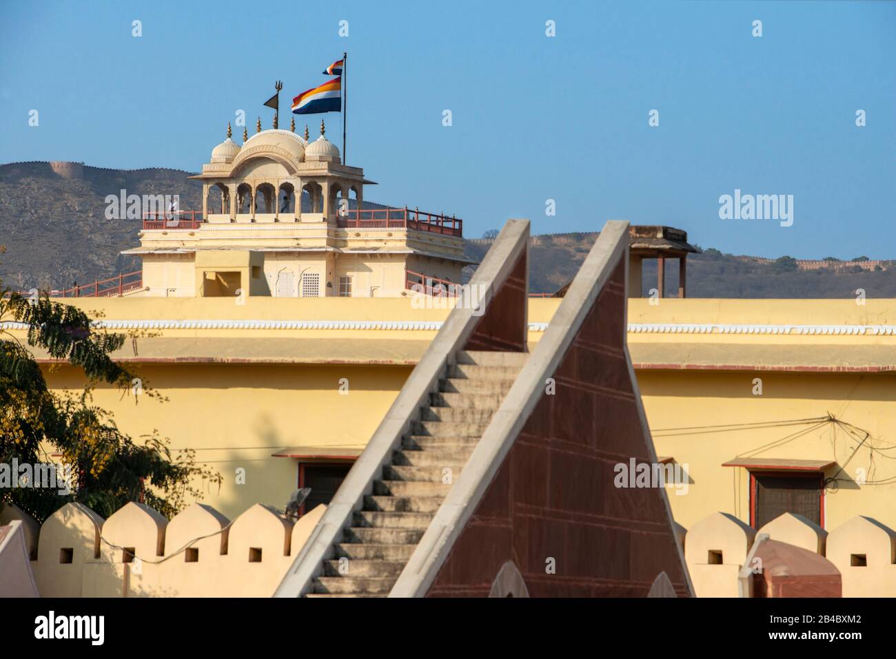 Complexe d'observatoire de Jantar Mantar au ciel bleu à Jaipur, Rajasthan, Inde. C'est l'une des excursions du train de luxe Maharajas express. Banque D'Images