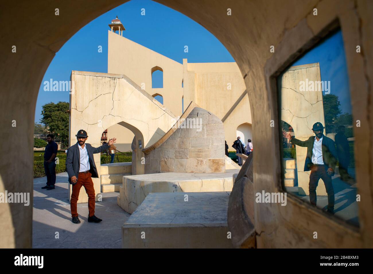 Complexe d'observatoire de Jantar Mantar au ciel bleu à Jaipur, Rajasthan, Inde. C'est l'une des excursions du train de luxe Maharajas express. Banque D'Images
