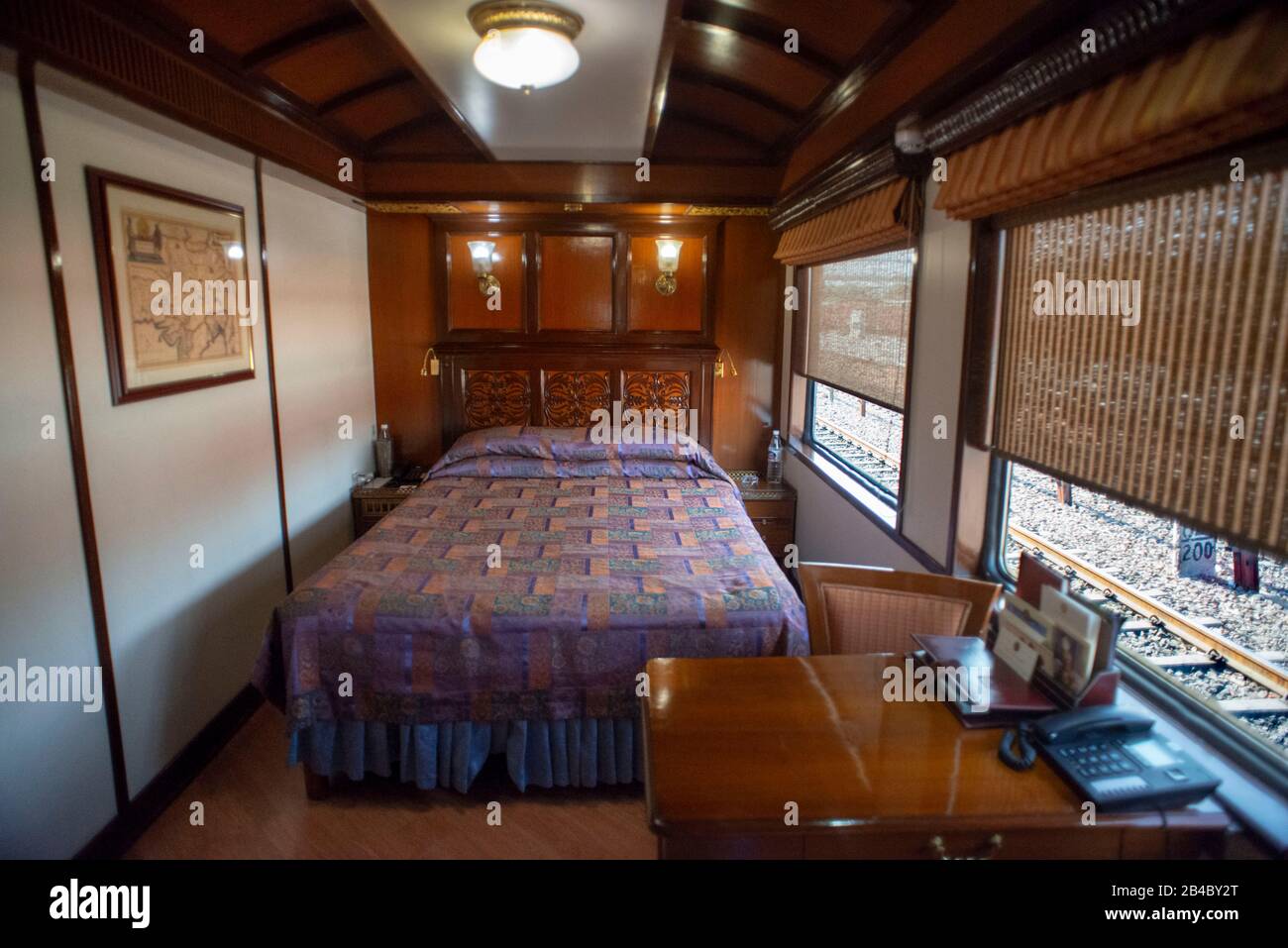 À l'intérieur d'une cabine du train express Maharajas en Inde. Voyage De Splendeur Indienne. La visite De Splendeur indienne vous emmène dans un voyage pour voir le plus de l'Inde Banque D'Images