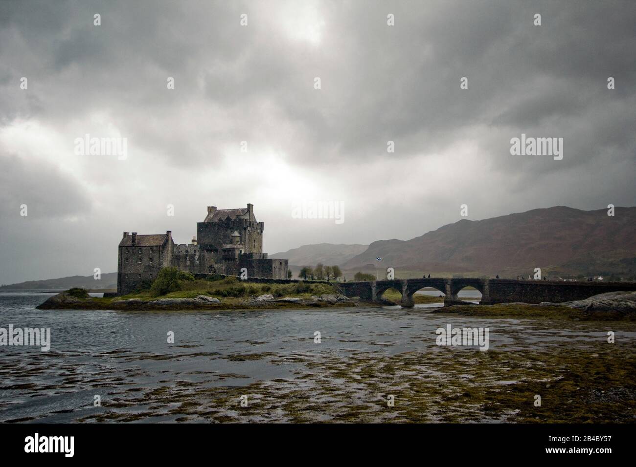 Ancien château d'un lac, château d'Eilean Donan, campagne écossaise Banque D'Images