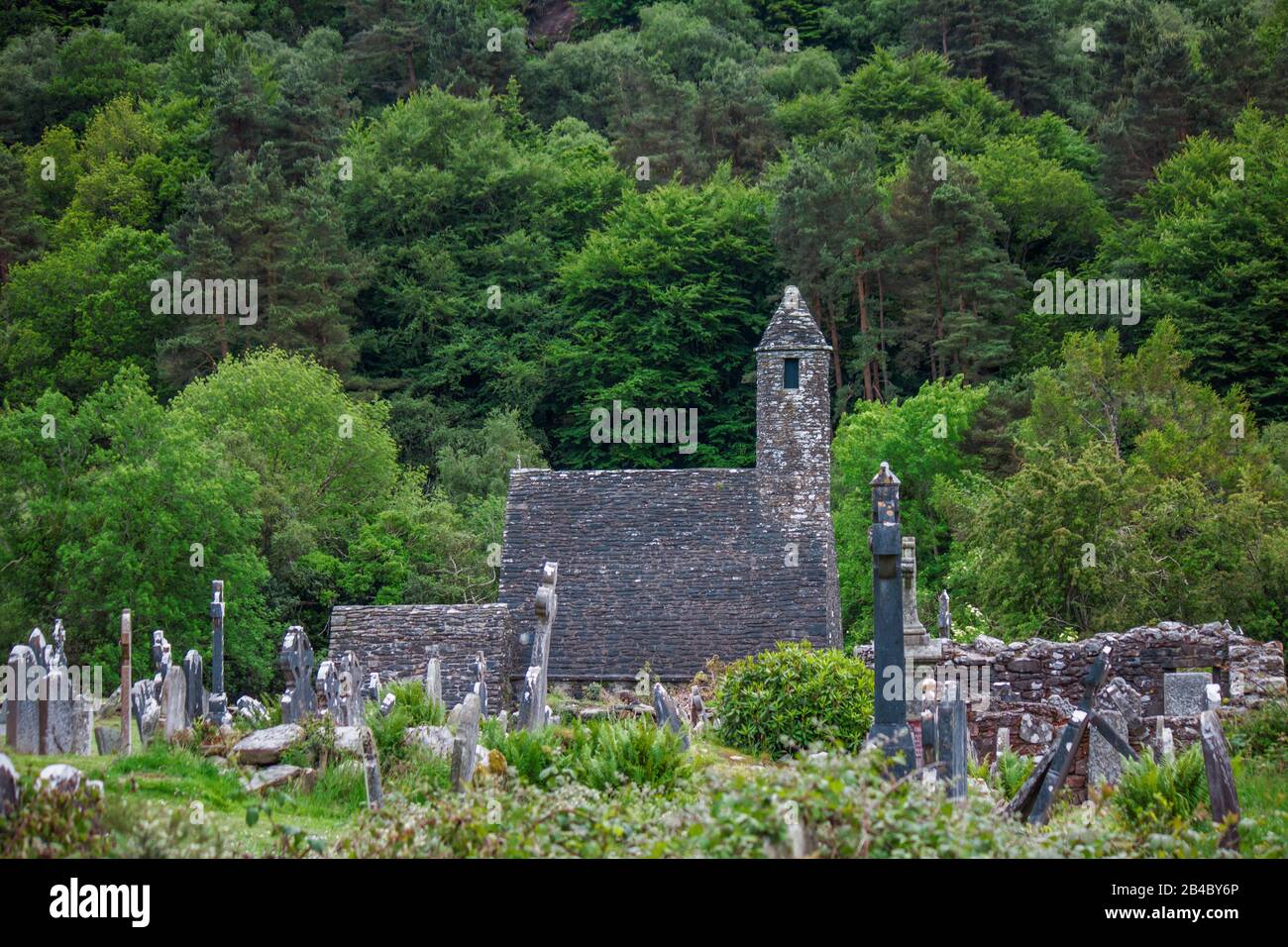 Ancienne église en pierre dans le monastère de Glendalough en Irlande Banque D'Images