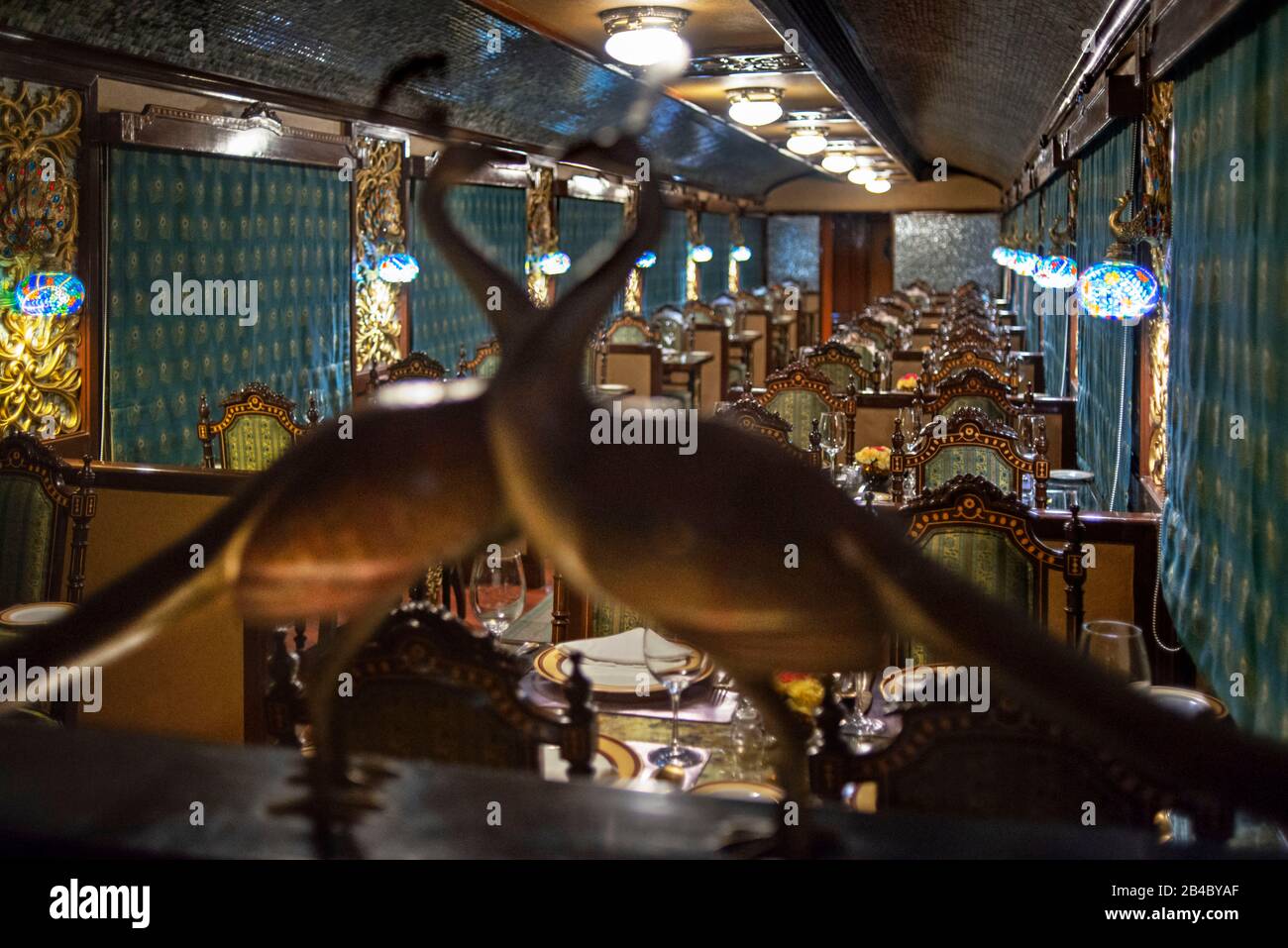 A l'intérieur de l'une des voitures à manger du train express Maharajas de luxe. Rajasthan Utter Pradesh Inde. Banque D'Images