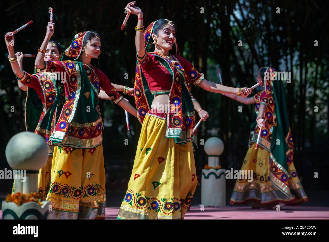 Cérémonie traditionnelle de danse Dhamal et musique à l'hôtel du patrimoine du Garden Palace à Balasinor avec la famille royale de Balasinor. Maison du Nawab de Balasin Banque D'Images