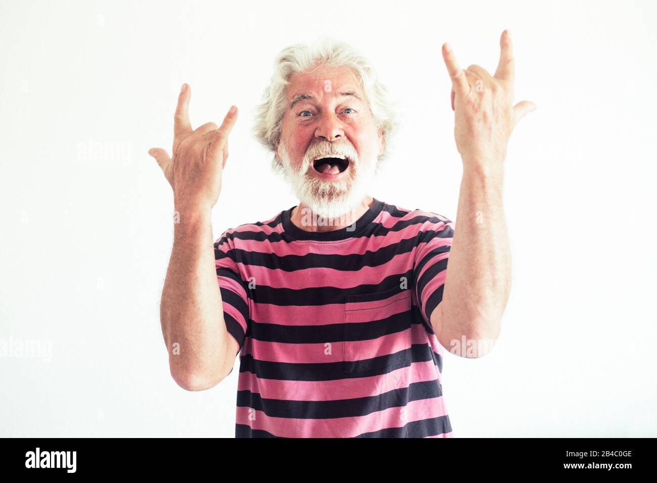 Personnes âgées caucasien homme faire des signes de rock'n roll avec folle drôle d'expression portrait - heureux mûr le style de vie à la retraite s'amuser sans limite d'âge - fond blanc studio tourné Banque D'Images
