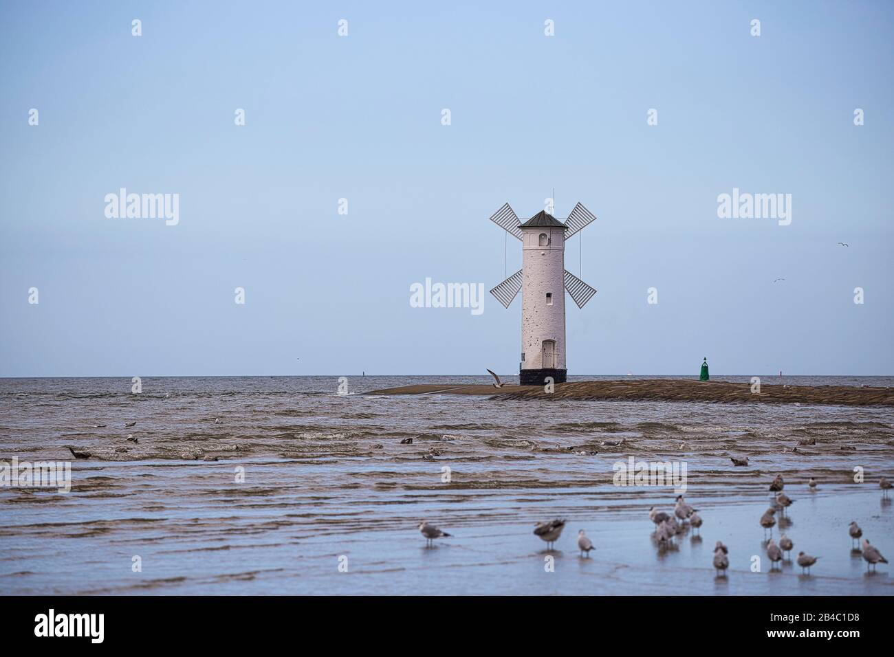 Le phare Stawa MÅ‚yny à ÅšwinoujÅ (swinemünde) à l'entrée du port. Banque D'Images