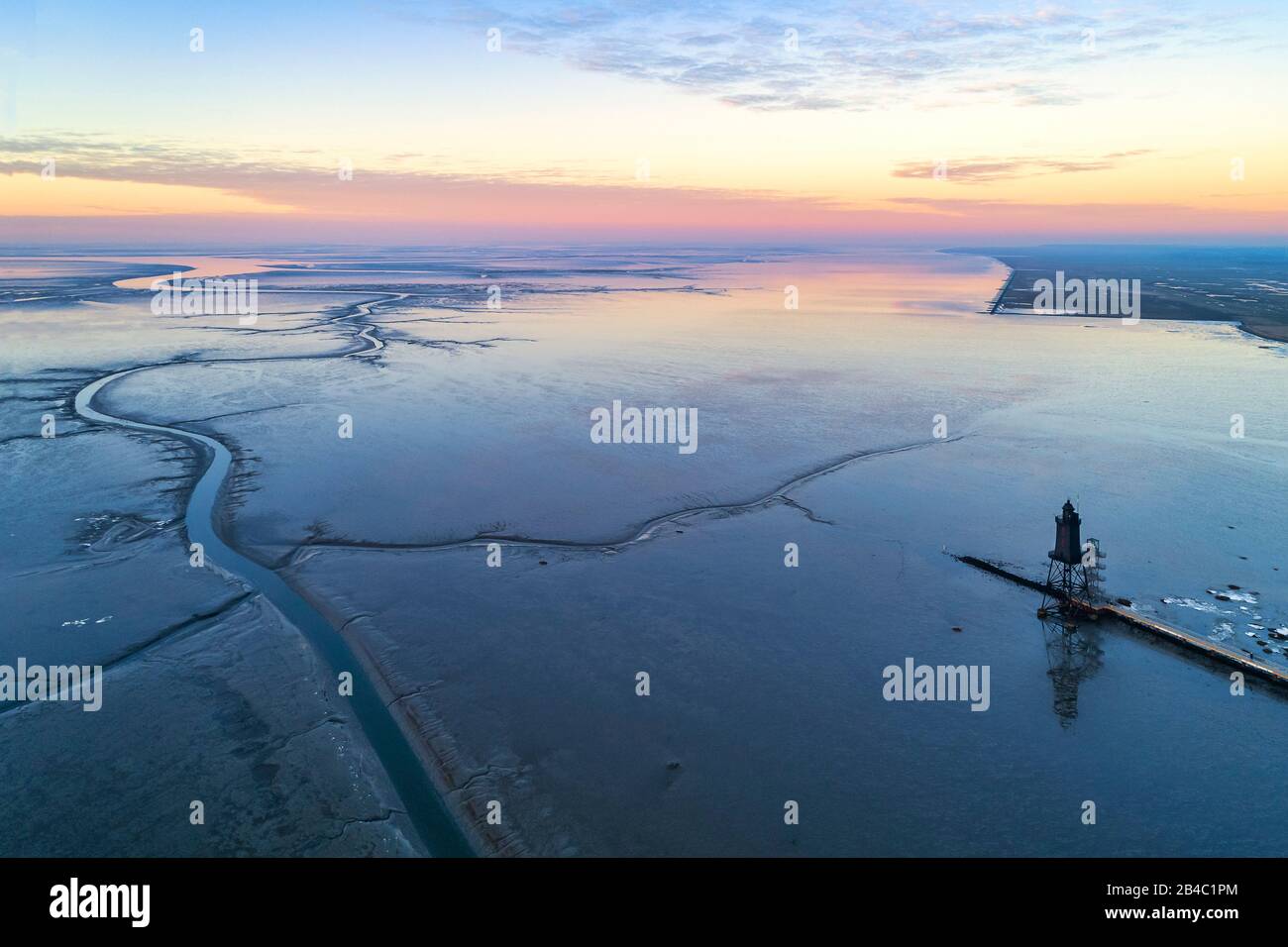 Le phare Obereversand près du village Dorum-Neufeld au coucher du soleil Banque D'Images