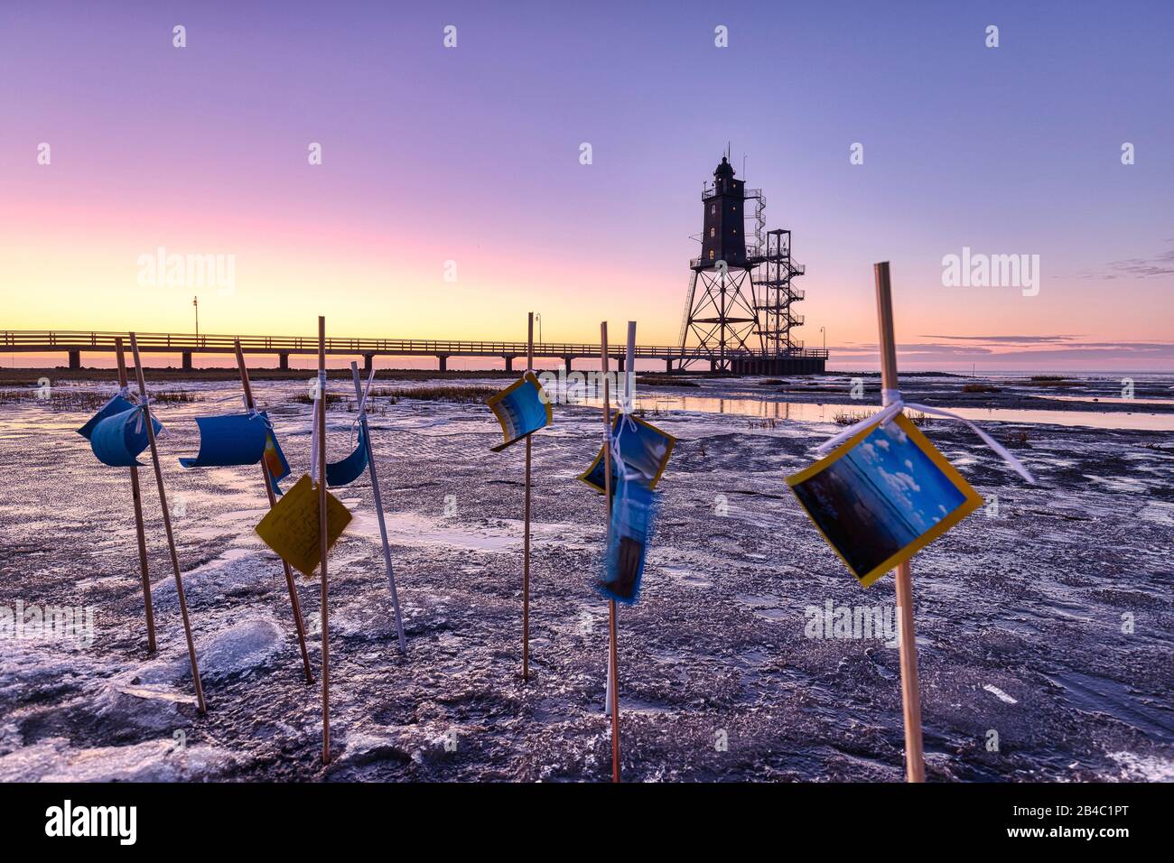 Le phare Obereversand près du village Dorum-Neufeld au coucher du soleil Banque D'Images