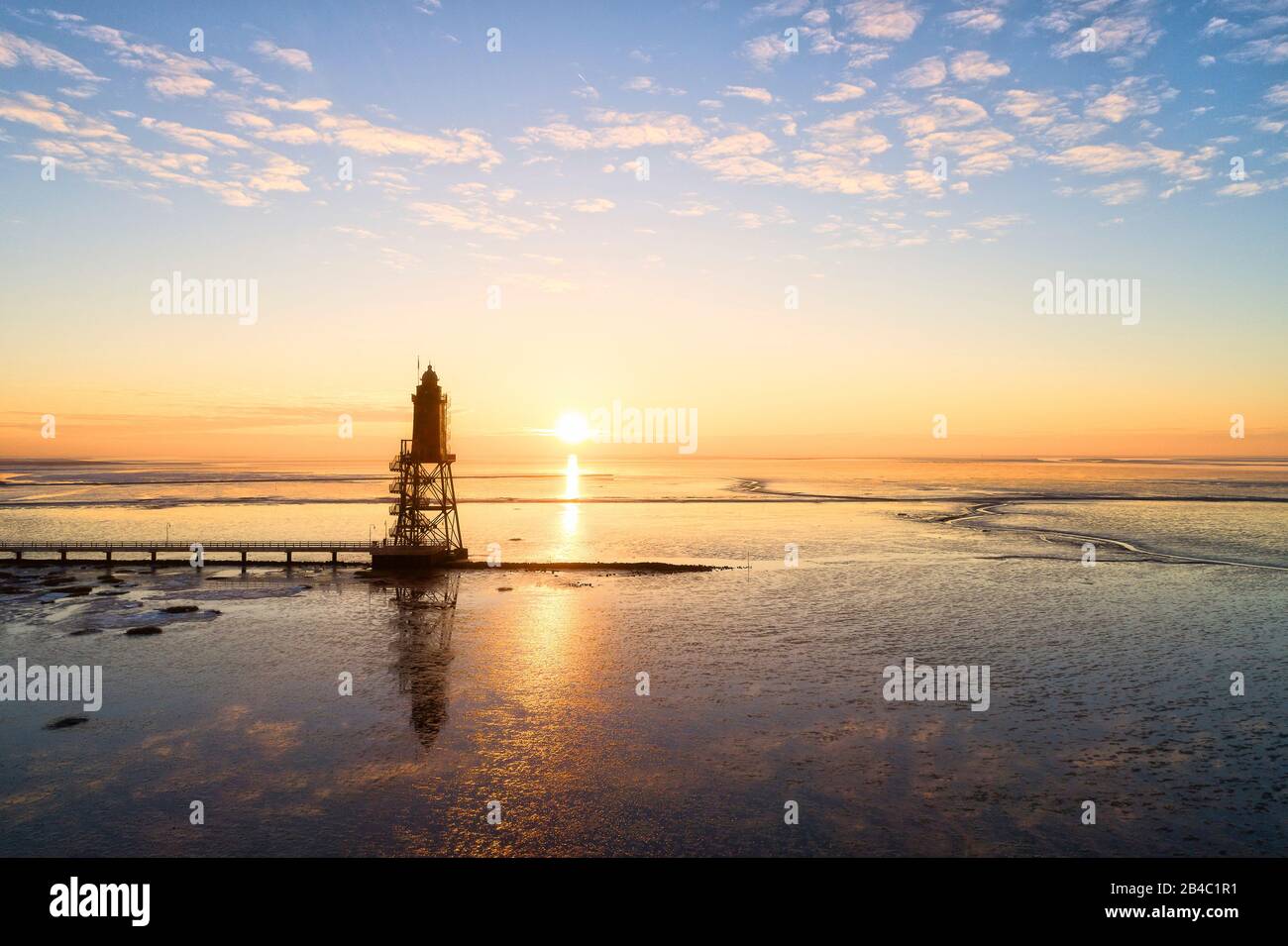 Le phare Obereversand près du village Dorum-Neufeld au coucher du soleil Banque D'Images