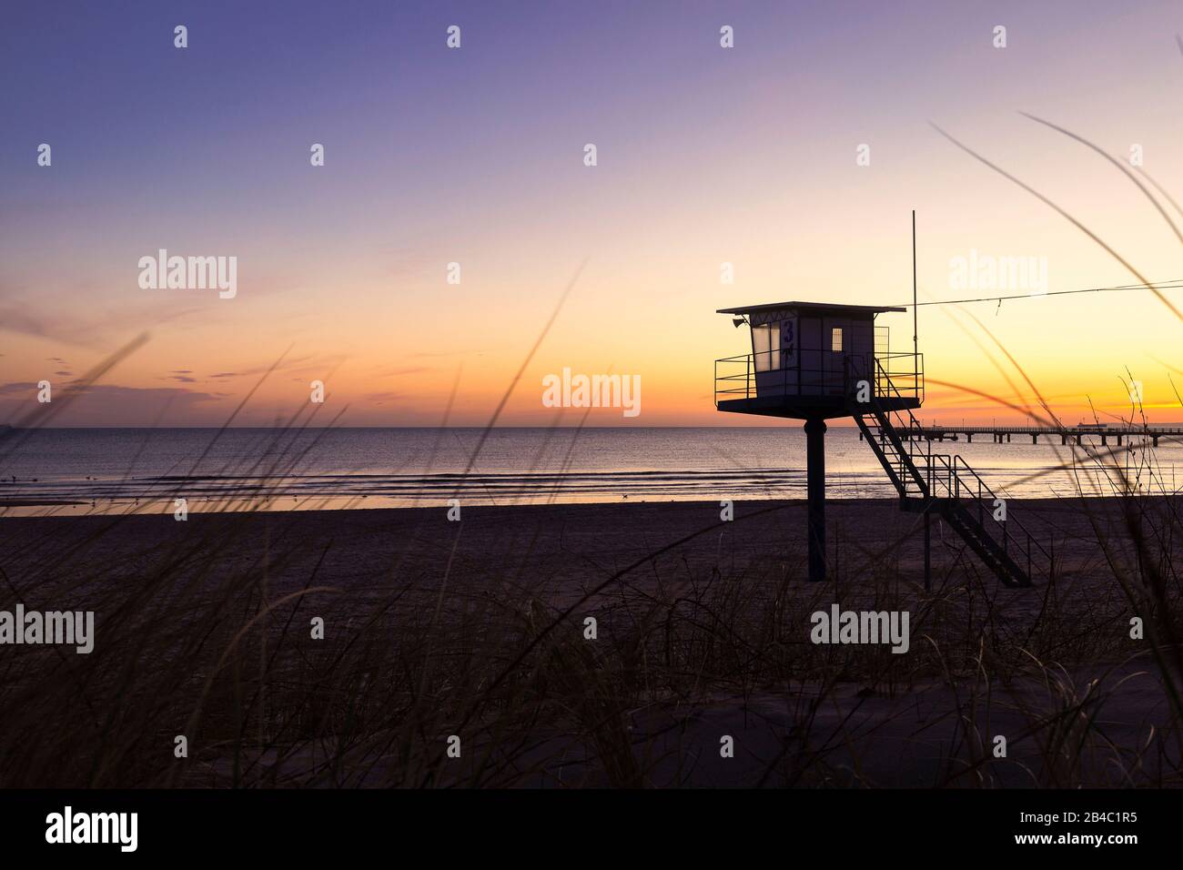 La tour de guet d'un sauveteur sur la plage Ahlbeck sur l'île Usedom Banque D'Images