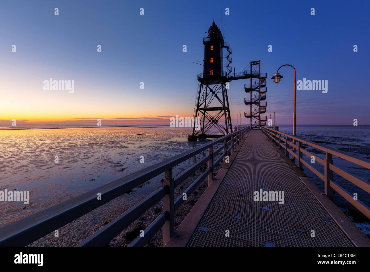 Le phare Obereversand près du village Dorum-Neufeld au coucher du soleil Banque D'Images