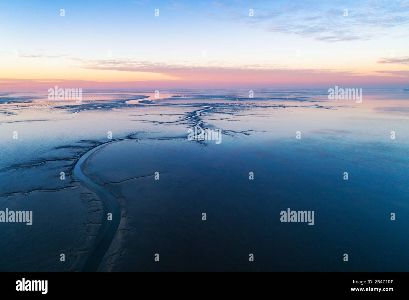 Le phare Obereversand près du village Dorum-Neufeld au coucher du soleil Banque D'Images