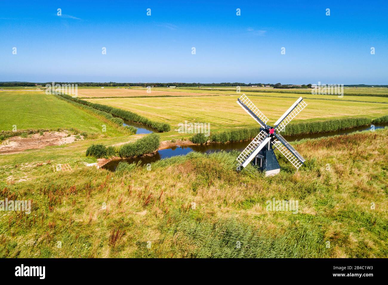 Petit moulin sur l'île néerlandaise Texel Banque D'Images