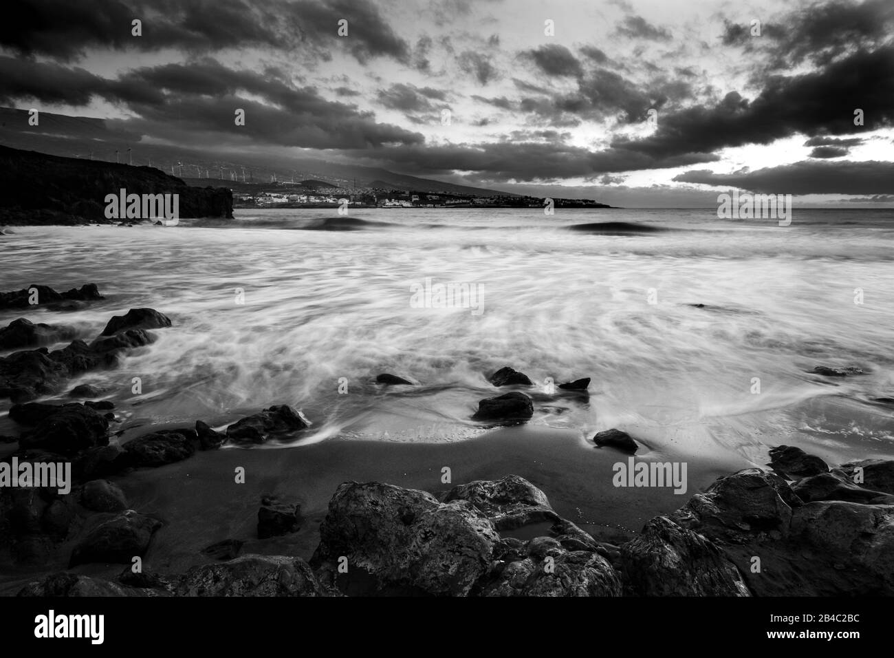 Coucher de soleil sauvage sur la plage en hiver. Paysage artistique avec soleil et eau de mer. Beau concept de voyage et d'aventure alternative vacances. Couleurs et arrière-plan avec de l'eau Banque D'Images