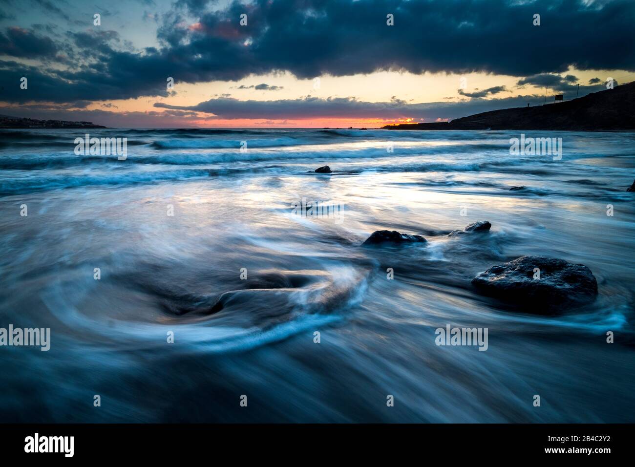 Coucher de soleil sauvage sur la plage en hiver. Paysage artistique avec soleil et eau de mer. Beau concept de voyage et d'aventure alternative vacances. Couleurs et arrière-plan avec de l'eau Banque D'Images