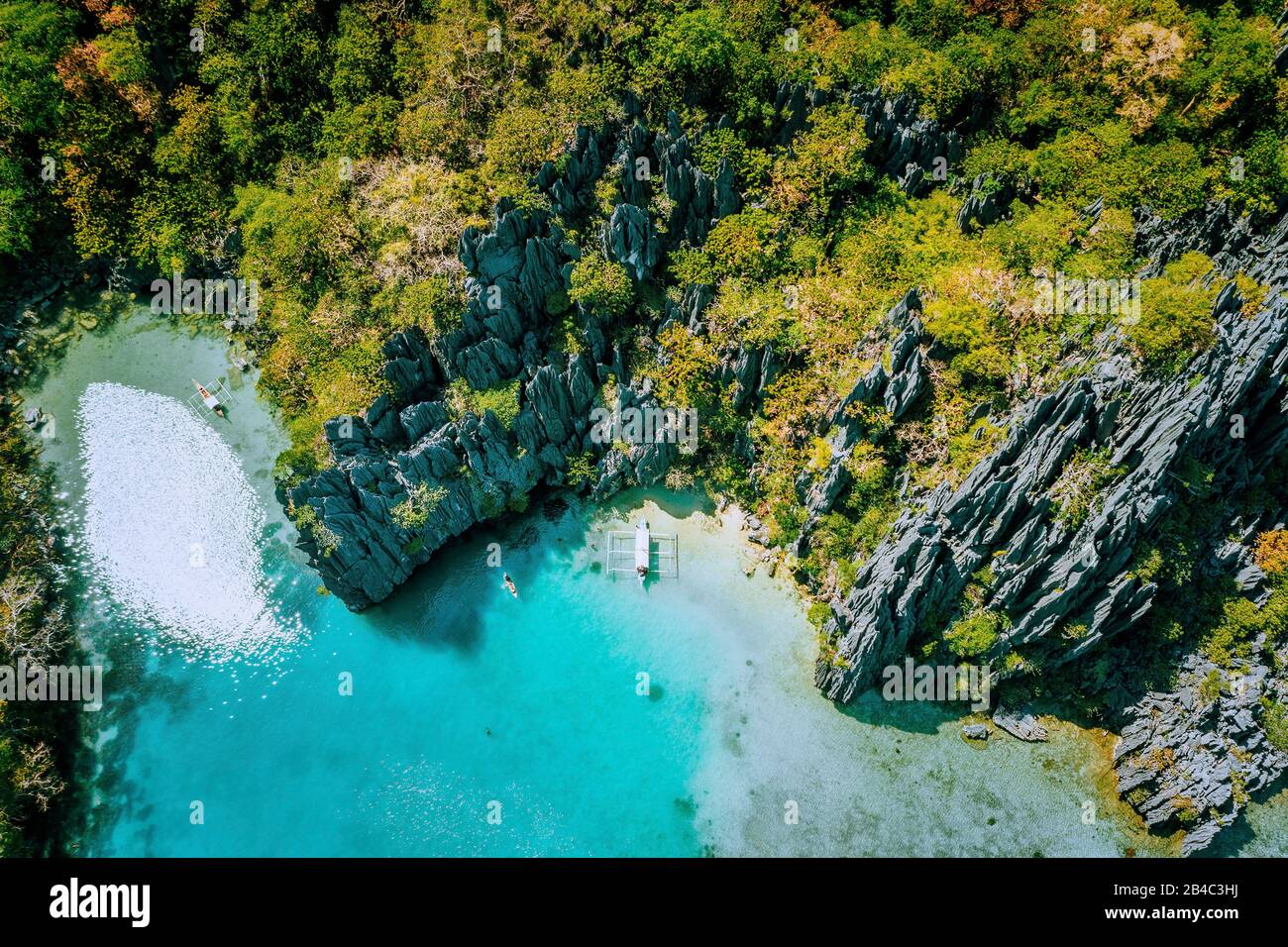 Réserve marine El Nido Palawan Philippines, vue aérienne du paradis tropical, lagon turquoise et falaises de calcaire vives. Banque D'Images