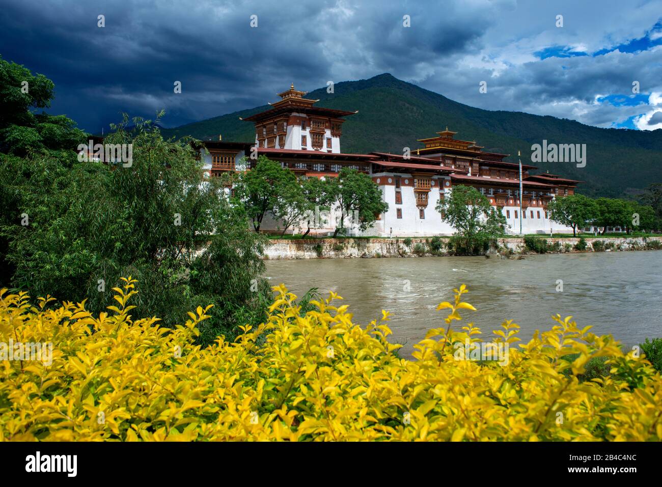 Monastère de Punakha Dzong, les montagnes de l'Himalaya du Bhoutan Construites à l'origine en 1300. Site sacré du peuple bhoutanais sur les rivières Phochu et Mochu, Blue-gree Banque D'Images