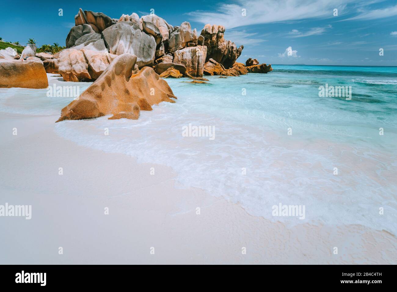 Blocs de rochers de granit sur la plage d'Anse Coco, Seychelles. Sable blanc, eau turquoise, ciel bleu. Concept de voyages vacances. Banque D'Images
