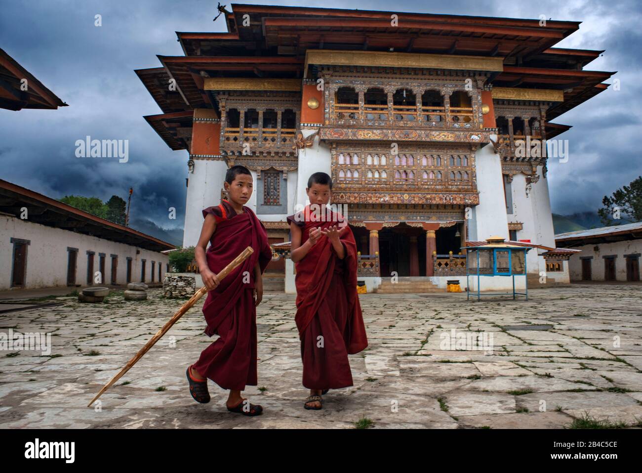 Moines Du Monastère De Gangtey, Vallée De Phobjikha, Bhoutan Occidental, Asie. Le monastère de Gangteng généralement connu sous le nom de Gangtey Gonpa ou Monastère de Gangtey est un Banque D'Images