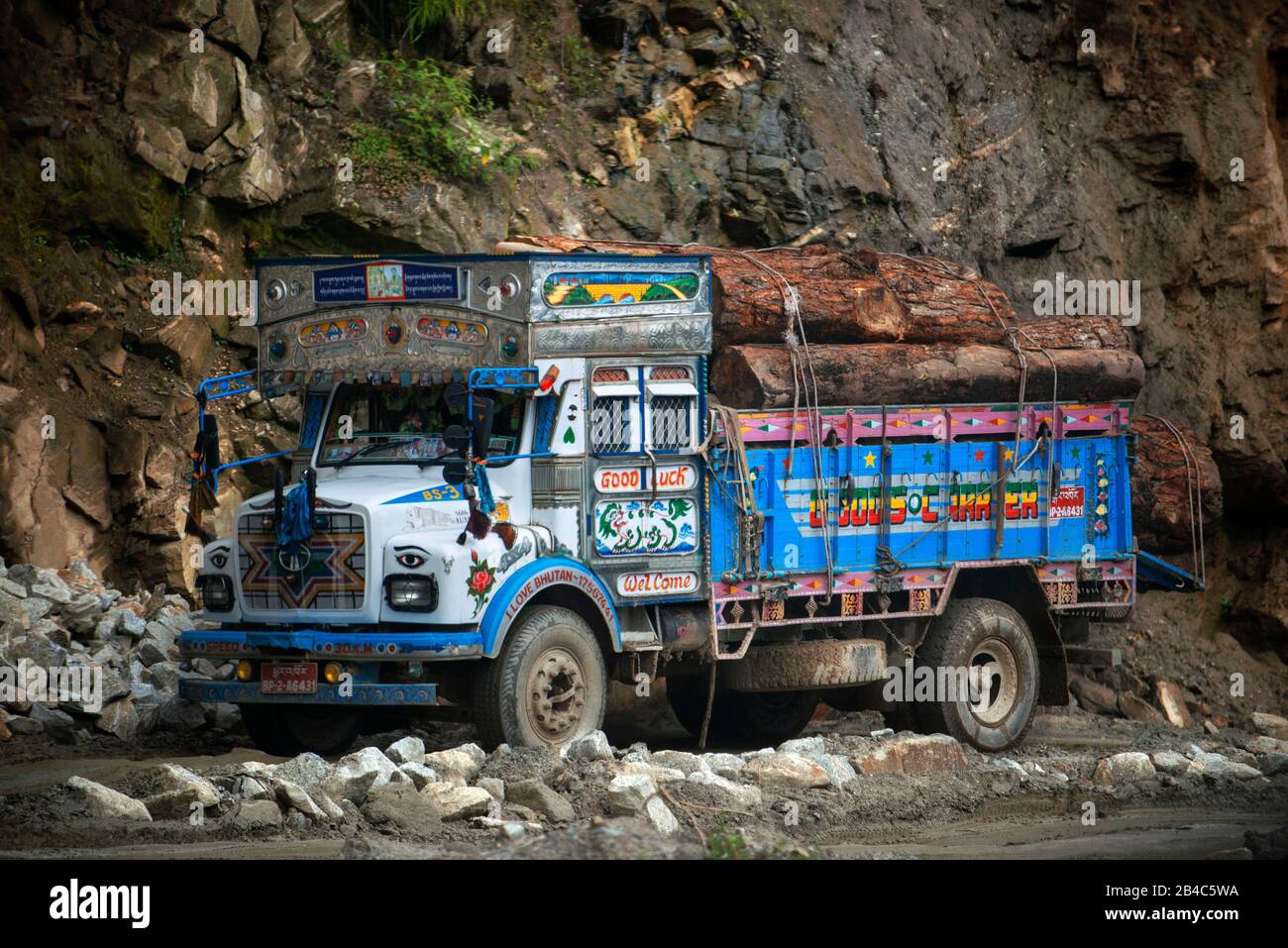 Troncs d'arbres camion de transport vieux véhicule décoré Tata camion de transport de l'essence sur le Yotong la Pass, Yotongla Pass, quartier de Bumthang, Bhoutan Banque D'Images