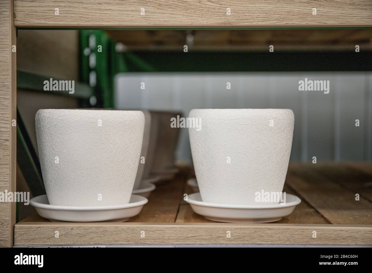 Pot de fleur blanc sur la étagère. Stock de fleurs Banque D'Images