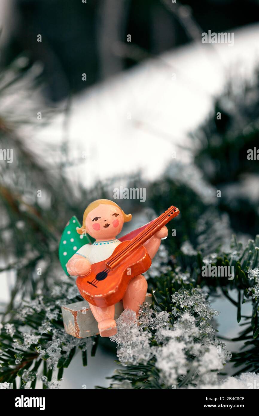 Paysage hivernal de Noël avec peu de couriel traditionnel ange en bois ornement dans la neige Banque D'Images