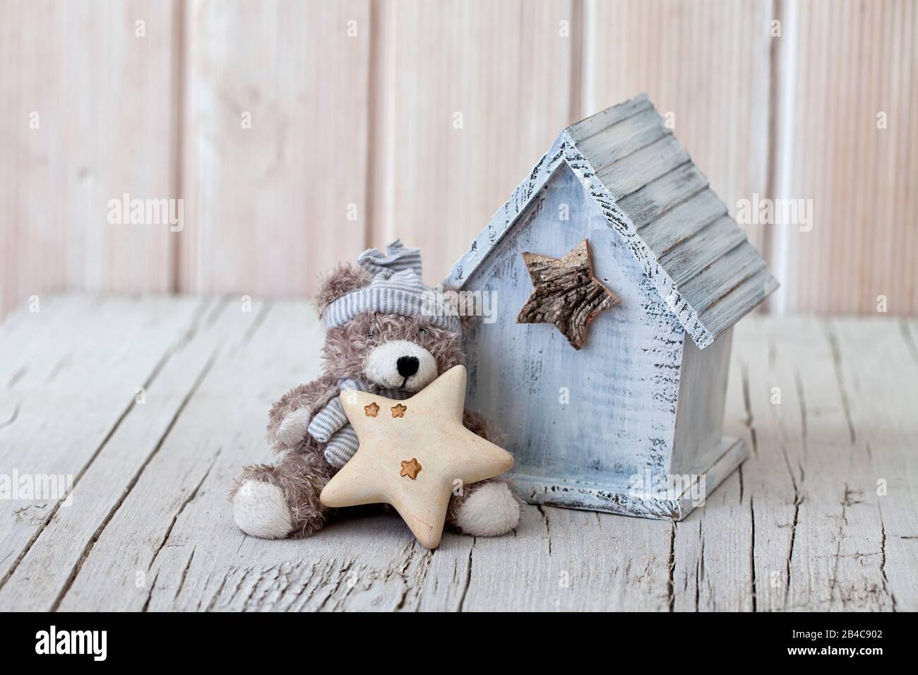 jolie petite maison en bois avec ours en peluche et étoile Banque D'Images