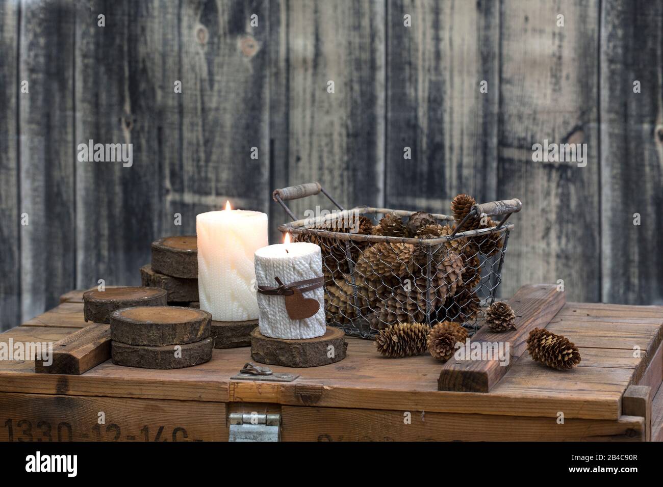 style rustique et encore vie avec des bougies et sur une vieille caisse en bois Banque D'Images