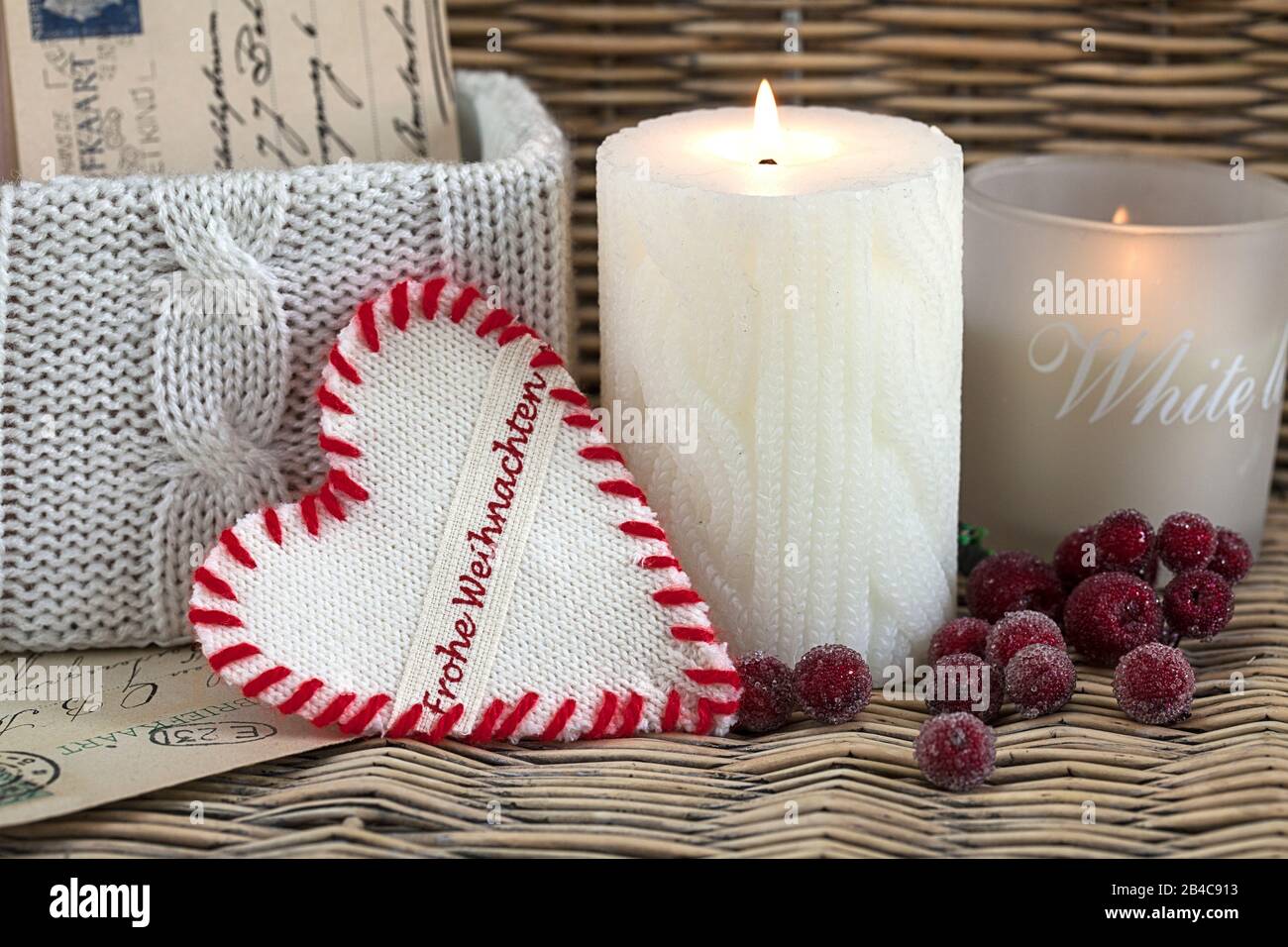 Noël style robe de noël toujours la vie avec avec des objets de style tricoté, bougie et coeur avec texte allemand pour Joyeux Noël Banque D'Images