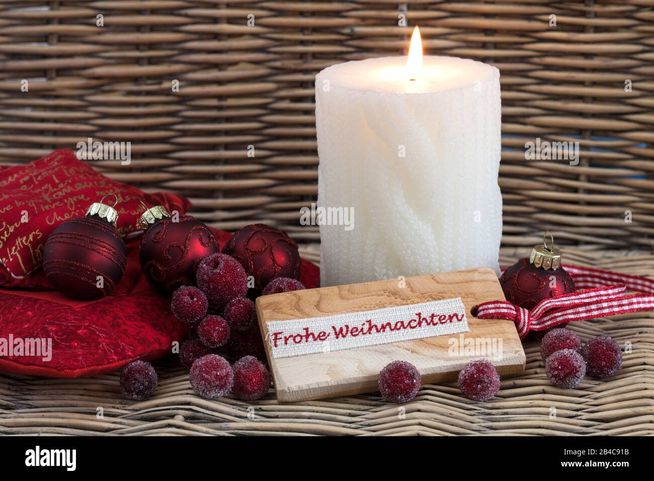 Noël style robe de noël encore vie avec une bougie tricotée et un petit tag en bois avec texte allemand pour Joyeux Noël Banque D'Images