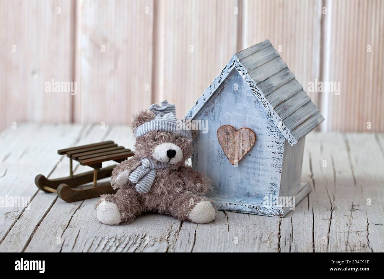 jolie petite maison en bois avec ours en peluche Banque D'Images