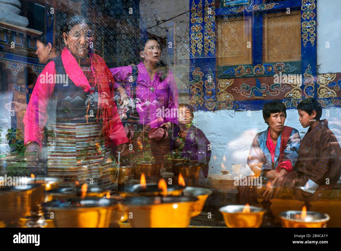 Encens et bougies dans le petit temple de Kyichu Lhakhang près de Paro dans les montagnes de l'Himalaya Bhoutan, Asie du Sud, Asie. Cour intérieure avec une combustion d'encens Banque D'Images