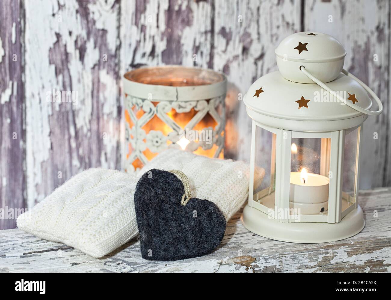 Un déocrement rustique d'hiver ou de Noël dans un intérieur blanc, avec lanternes, coeur en feutre et objets de déocor tricotés Banque D'Images