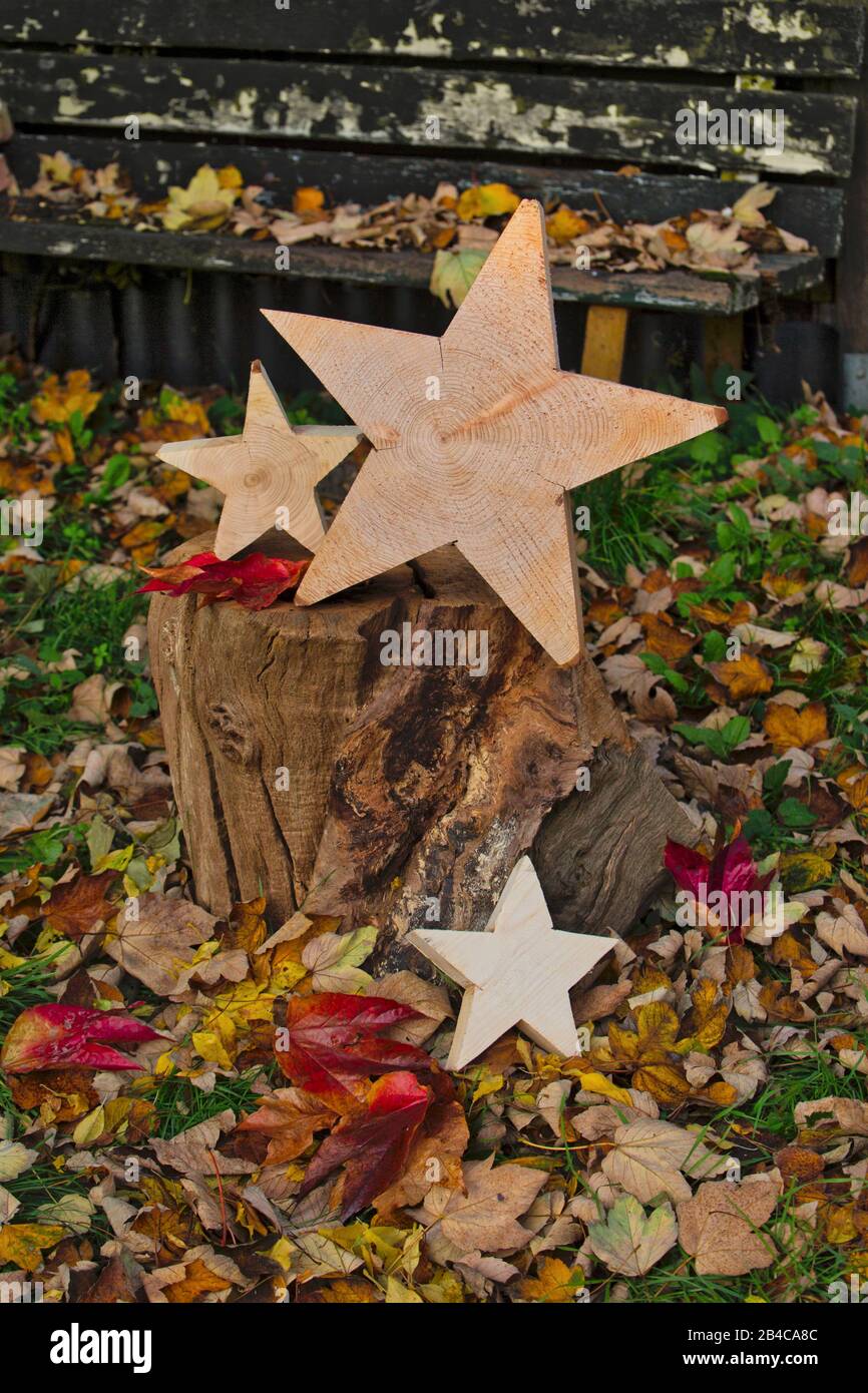 Décoration d'automne avec grandes étoiles en bois et des feuilles colorées Banque D'Images